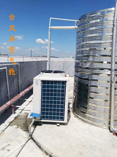 在臺(tái)風(fēng)“天鴿”過(guò)去后，藍(lán)冠機(jī)電售后服務(wù)人員為其檢修空氣能熱水工程